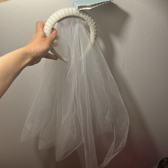 Piper K pearl headband with detachable veil - Picture 4 of 4